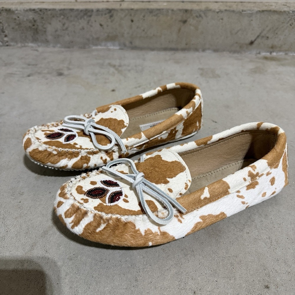 Manitobah Kayak Cowhide Beaded Moccasins Cow Print Loafers | Size 8
